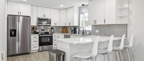 Køleskab, mikrobølgeovn, ovn, kogeplade