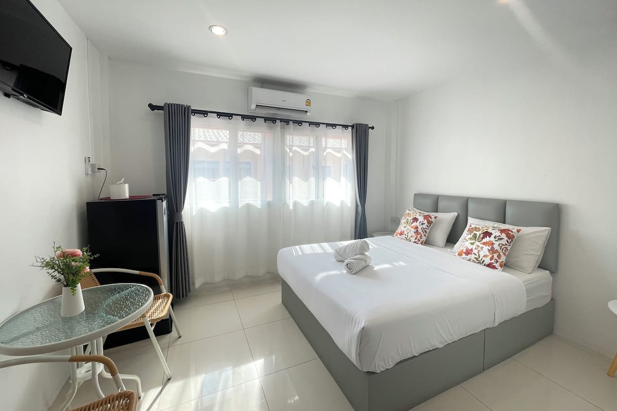 Deluxe Double Room | Meja, langsir/tirai gelap terus, seterika/papan seterika 