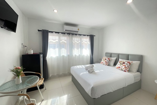 Phòng đôi Deluxe | Bàn, màn/rèm cản sáng, bàn ủi/dụng cụ ủi quần áo