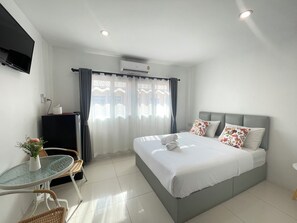 Deluxe Double Room | Free WiFi, bed sheets - Royal BJ Hotel (Pattaya)