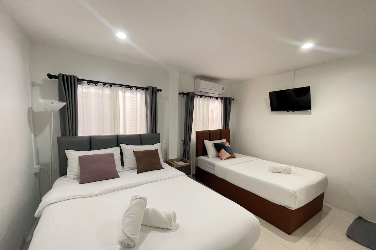 Superior Triple Room | Meja, langsir/tirai gelap terus, seterika/papan seterika 
