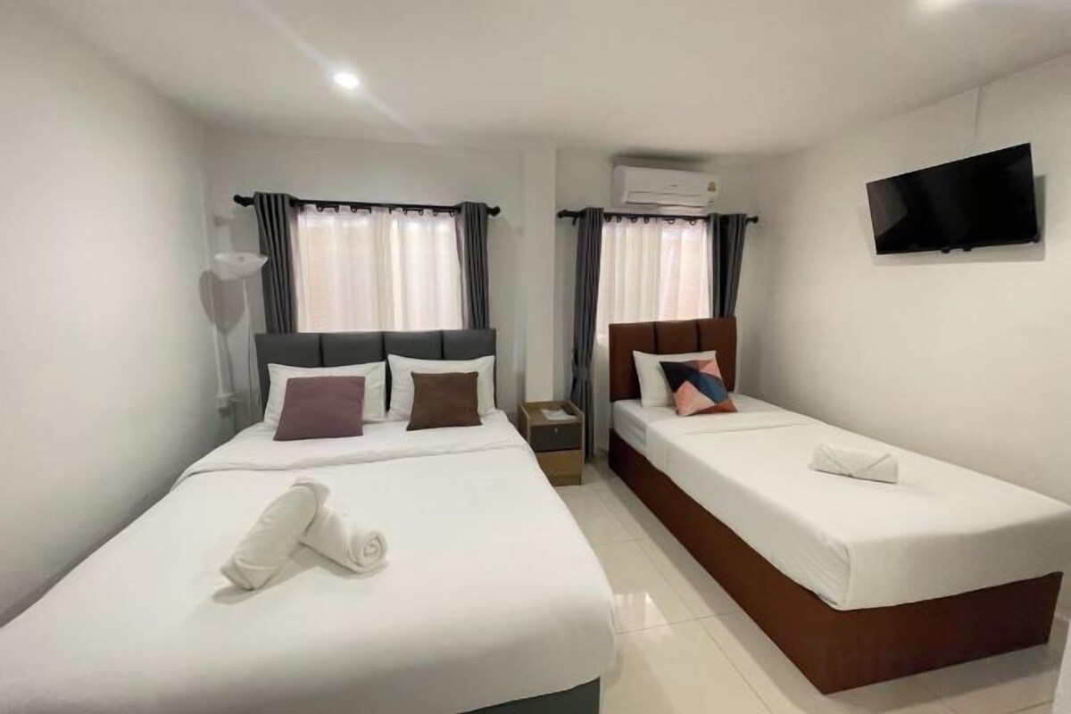 Meja, langsir/tirai gelap terus, seterika/papan seterika
