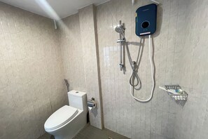 Standard Double Room | Bathroom | Shower, rainfall showerhead, free toiletries, hair dryer - Royal BJ Hotel (Pattaya)