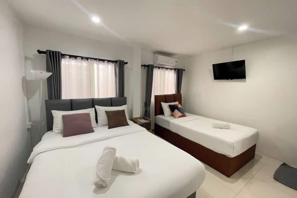 Meja, langsir/tirai gelap terus, seterika/papan seterika 