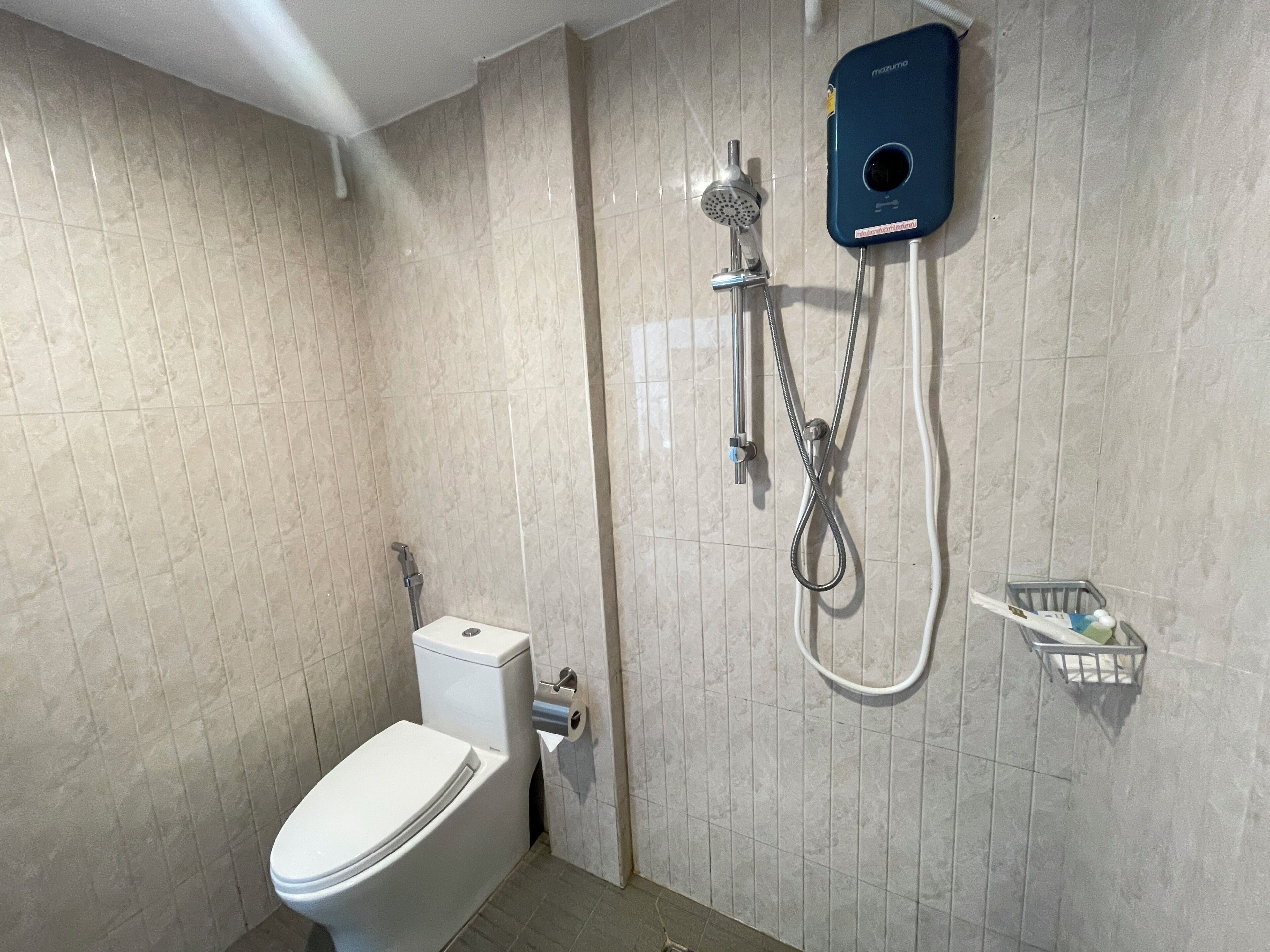 Deluxe-Doppelzimmer | Badezimmer | Dusche, Regendusche, kostenlose Toilettenartikel, Haartrockner