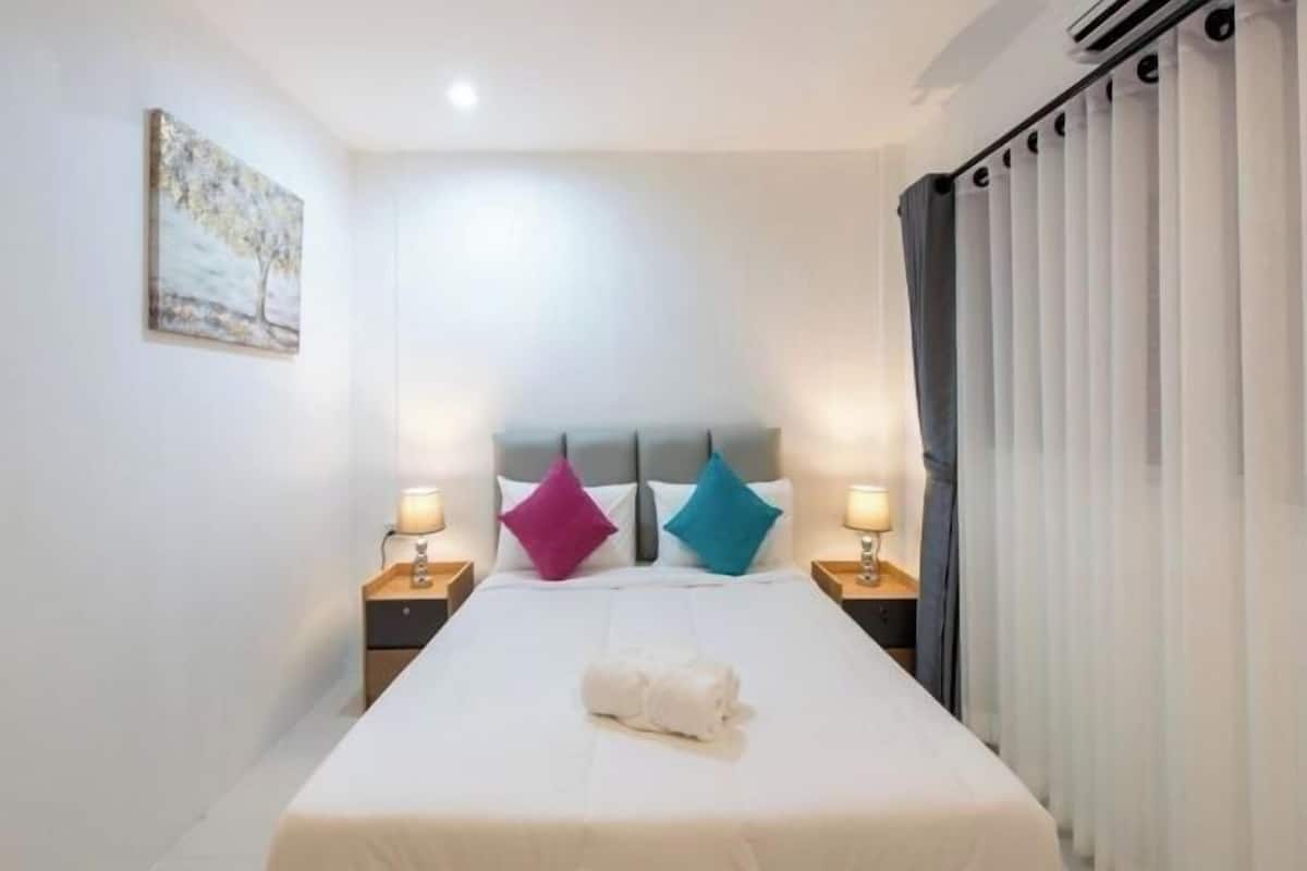 Meja, langsir/tirai gelap terus, seterika/papan seterika 