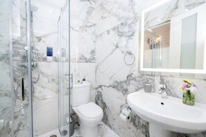 Comfort Double Room | Bathroom | Hair dryer, soap, toilet paper - Ta' Dun Martin Bed and Breakfast (Nadur)