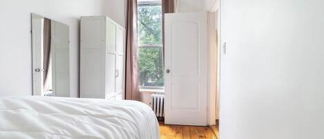 1 dormitorio, tabla de planchar con plancha, wifi y ropa de cama