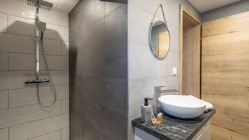 Een douche, een haardroger, handdoeken, toiletpapier