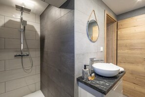 Shower, hair dryer, towels, toilet paper - Gite at the foot of Mont St Odile (Bernardswiller)