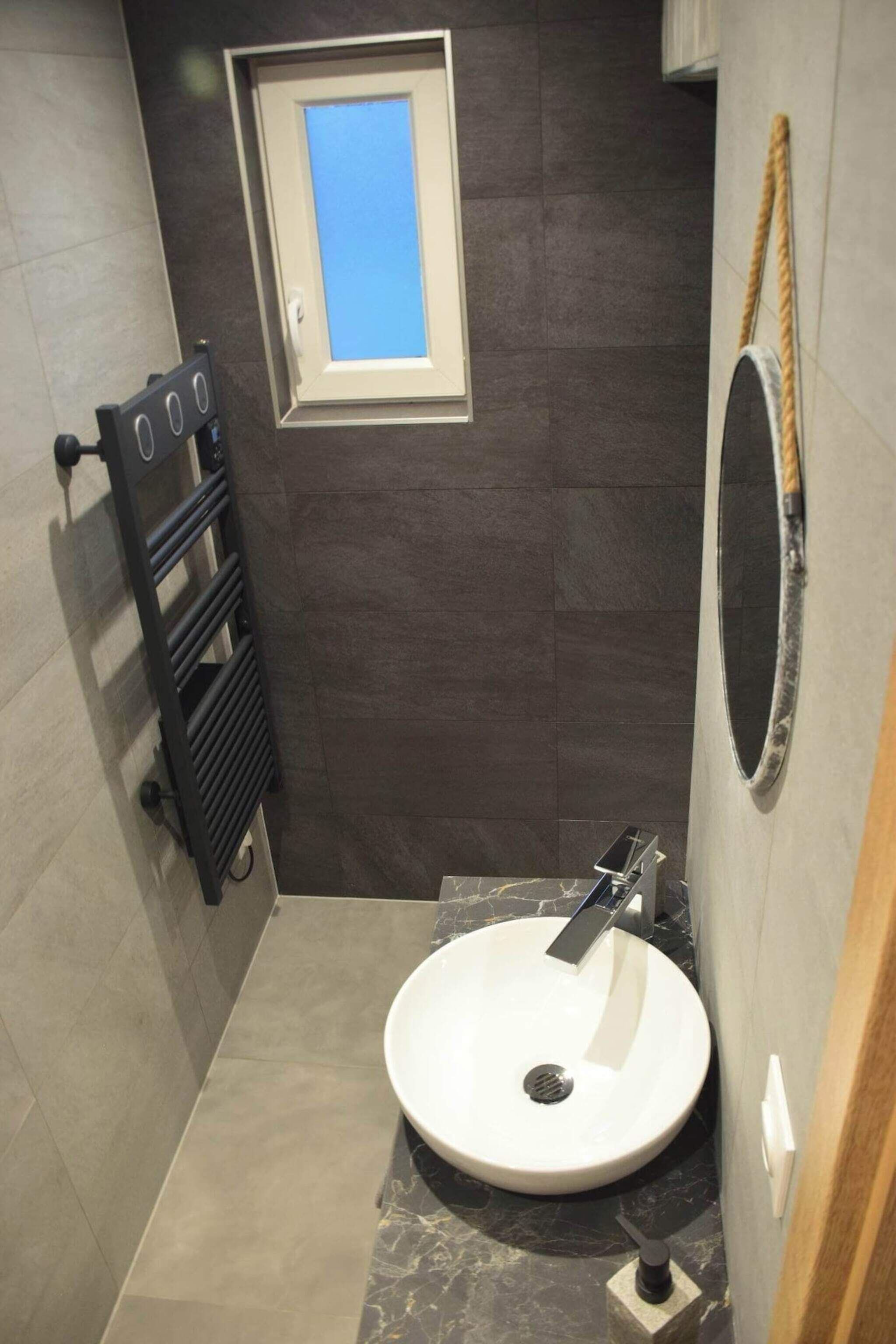 Een douche, een haardroger, handdoeken, toiletpapier