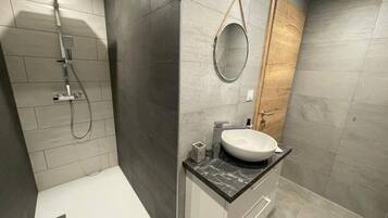 Douche, sèche-cheveux, serviettes fournies, papier toilette