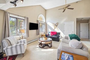 Televisio, takka, työhuone