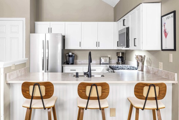 Jääkaappi, mikroaaltouuni, uuni, liesi