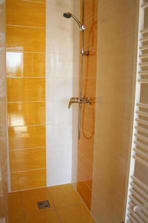 Apartment, Multiple Beds, Garden View, Ground Floor | Bathroom