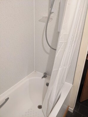 Stuga | Badrum | Dusch, handdukar och toalettpapper