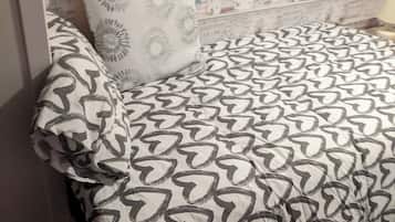 Cabin | 1 bedroom, iron/ironing board, free WiFi, bed sheets