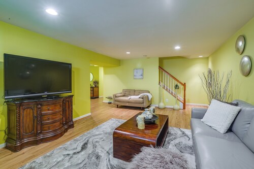 20 Mi to Downtown DC: Pet-friendly Lorton Apt!