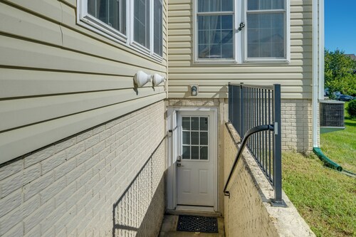20 Mi to Downtown DC: Pet-friendly Lorton Apt!