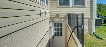 20 Mi to Downtown DC: Pet-friendly Lorton Apt!