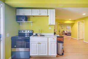Interior - 20 Mi to Downtown DC: Pet-friendly Lorton Apt! (Lorton)