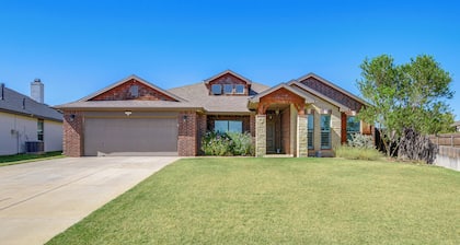 11 Mi to Dtwn: Lubbock Home w/ Patio, Grill & Yard