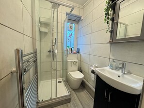 Ducha, secador de pelo, toallas