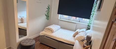 2 عدّة غرف نوم وواي فاي وملاءات أسرّة