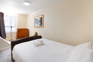 Room - Central 2-Bed Flat near Edinburgh’s Highlights (Edinburgh)