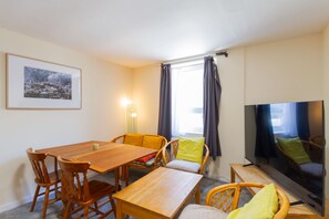 Dining - Central 2-Bed Flat near Edinburgh’s Highlights (Edinburgh)