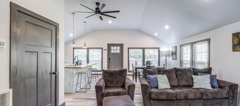 2 Mi to Warm Springs Pools: Home w/ Large Yard!