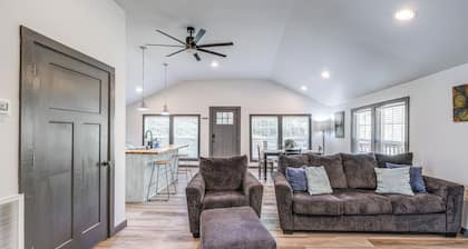 2 Mi to Warm Springs Pools: Home w/ Large Yard!