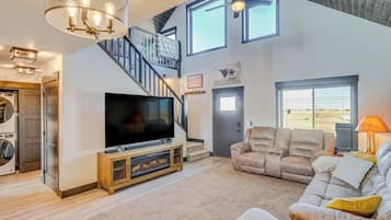 Huis (3 Bedrooms) | Woonruimte | Een televisie en boeken