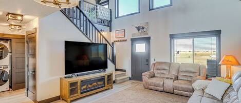 House (3 Bedrooms) | Living area | TV, books