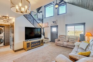 House (3 Bedrooms) | Living area | TV, books