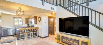 Balcony & Views: Sturgis 'twin Peaks' Cabin