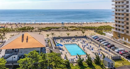 Waterfront Home w/ Views, Hot Tub in Ocean Pines!