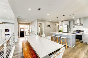 House (6 Bedrooms) | Interior