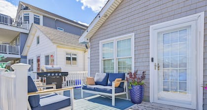 Walk to Ocean: Pet-friendly Home in Long Beach!