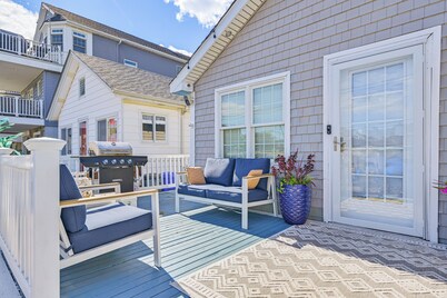 Walk to Ocean: Pet-friendly Home in Long Beach!