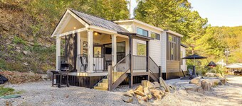 Deck, Grill & Fishing Pond: Modern Cookeville Gem