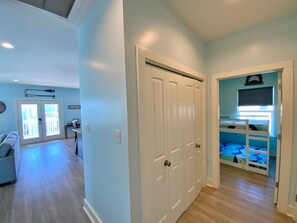 4 室のベッドルーム、アイロン / アイロン台、WiFi (無料)、ベッドシーツ