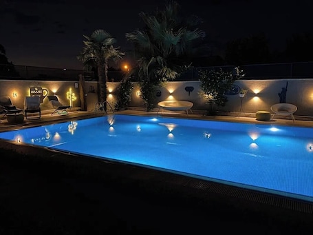 Una piscina al aire libre de temporada