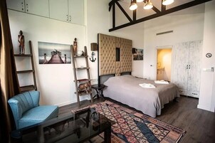 Comfort Room, Lake View | Bed sheets