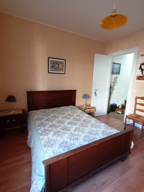 3 bedrooms, iron/ironing board, travel crib