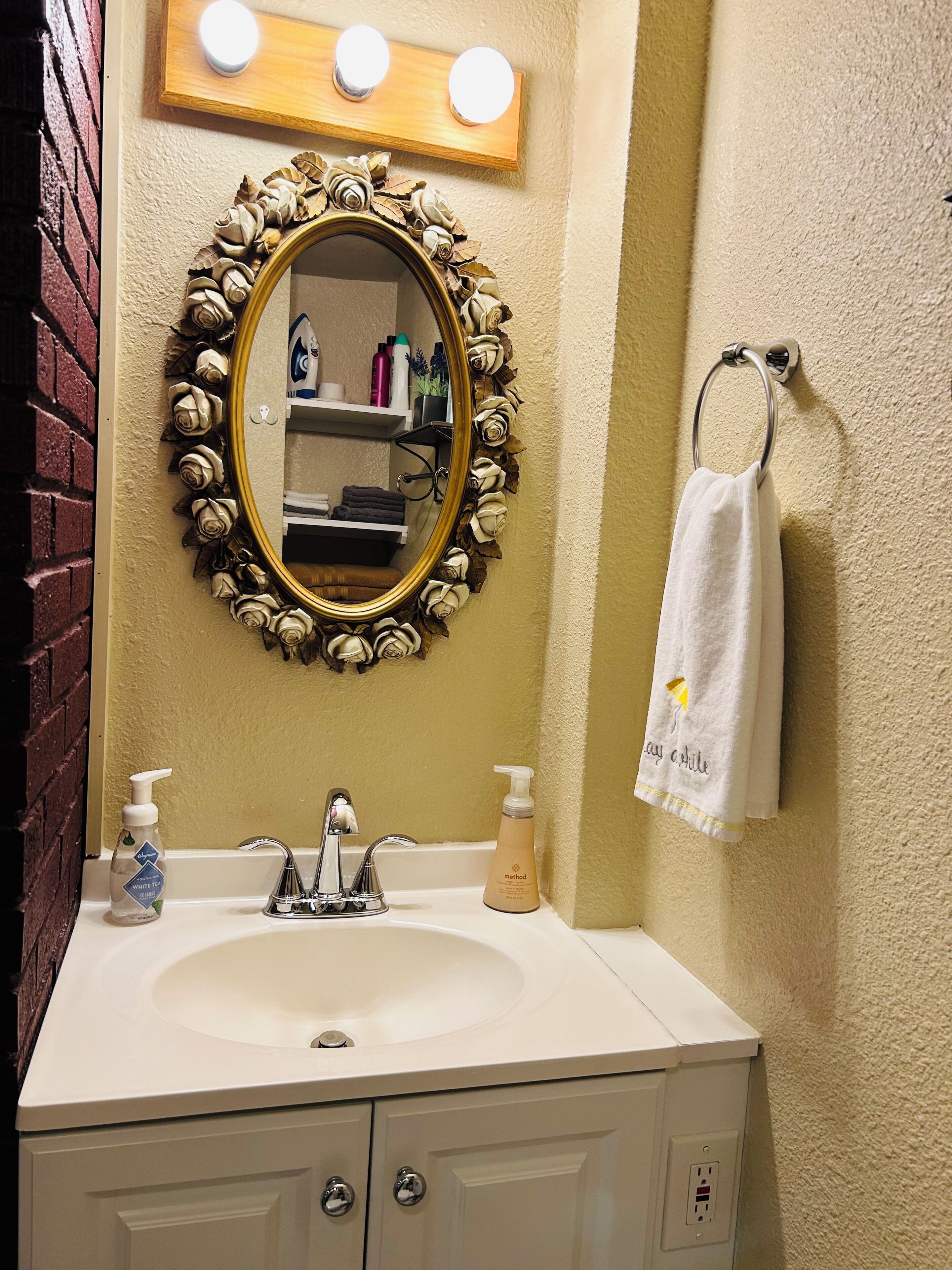 Chuveiro, secador de cabelo, toalhas de banho, sabonete