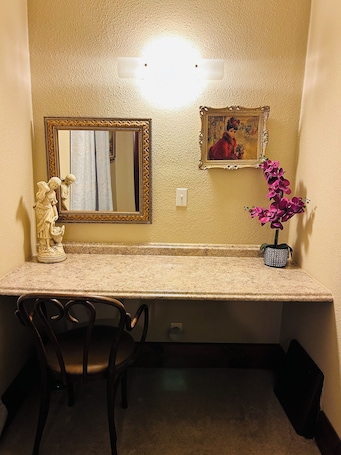 Interior. Buckeye Bungalow-Charming 2-bedroom apartment in Youngstown