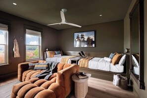 7 slaapkamers, een bureau, een strijkplank/strijkijzer, reisbedje