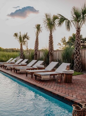 Una piscina al aire libre, una piscina climatizada