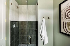 Dusche, Haartrockner, Handtücher, Shampoo